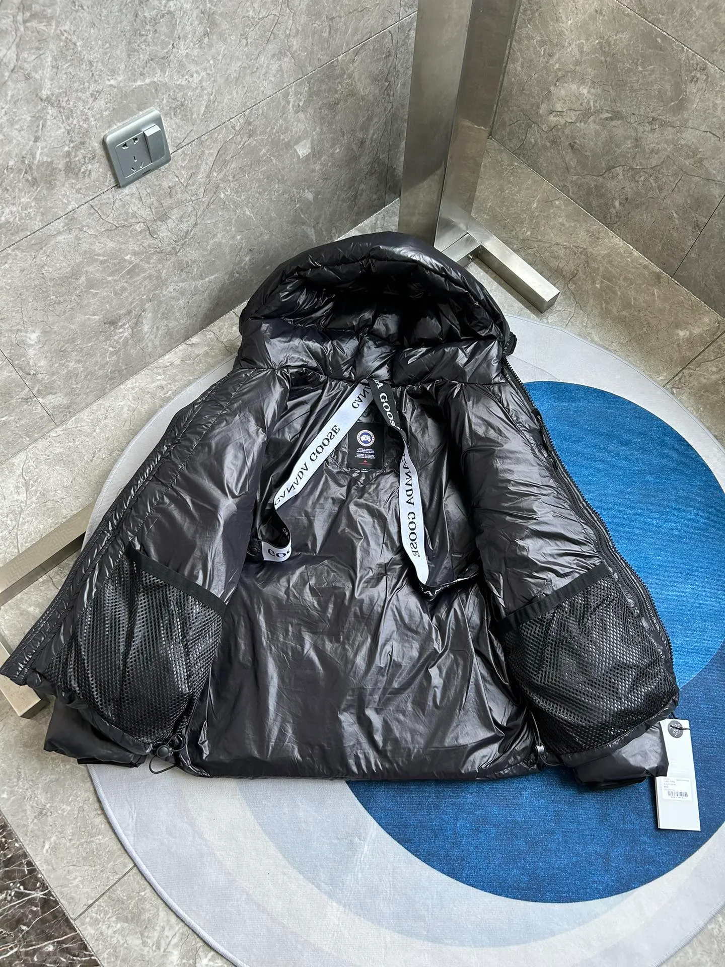 P820 ​​Black Black Label Style No.: Y111 𝘾𝘼𝙉𝘼𝘿𝘼 𝙂𝙊𝙊𝙎𝙀/Canada Goose 2023 Limited New Crofton Puff Down Jacket Pure Guangzhou Inspection 80 White Duck Down Filling‼  Top version, ceiling level‼ Crofton soft bread, the latest style in 2023, has a cold protection effect of up to level 4. It is made of recycled Feather-Light tear-resistant fabric. It is ultra-light and has no weight on the upper body at all! The unique black label highlights your temperament‼  Canada Goose, a Canadian brand, has always been recognized as the warmest down jacket. Various Instagram celebrities, Internet celebrities, and celebrities often wear it for street photos. I do Canada Goose every year, but I still can’t get rid of my love for the geese. No matter how cold the winter is, there is no need to be afraid, because there are geese! Filled with 80% white duck down, Canada Goose is the legendary warmest down jacket and is known as a must-have for Arctic outdoor sports! The most popular down jacket in the world, celebrities are rushing to buy it, it is a must-have! Same style for men and women Size: S~XXL